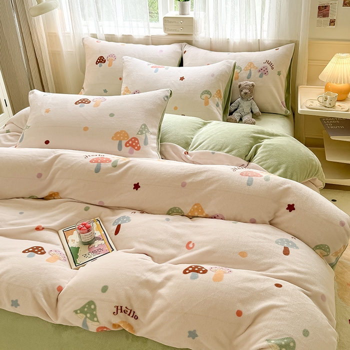 91家纺网 家纺一手货源 找家纺 卡罗兰 2025新款200克牛奶绒小清新印花四件套 蘑菇