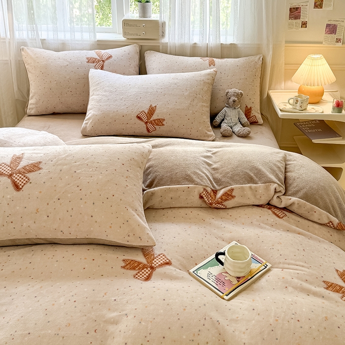 91家纺网 家纺一手货源 找家纺 卡罗兰 2025新款200克牛奶绒小清新印花四件套 蝴蝶结