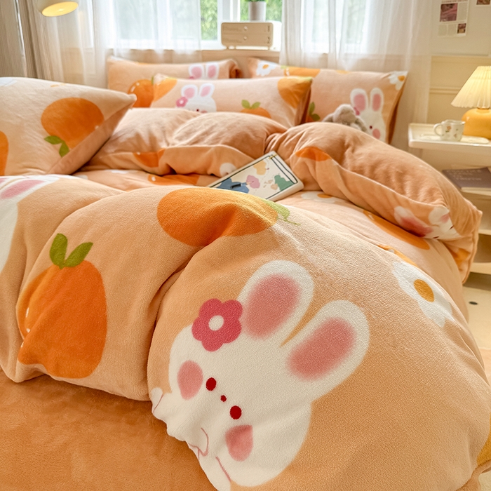 91家纺网 家纺一手货源 找家纺 卡罗兰 2025新款200克牛奶绒小清新印花四件套 喜柿