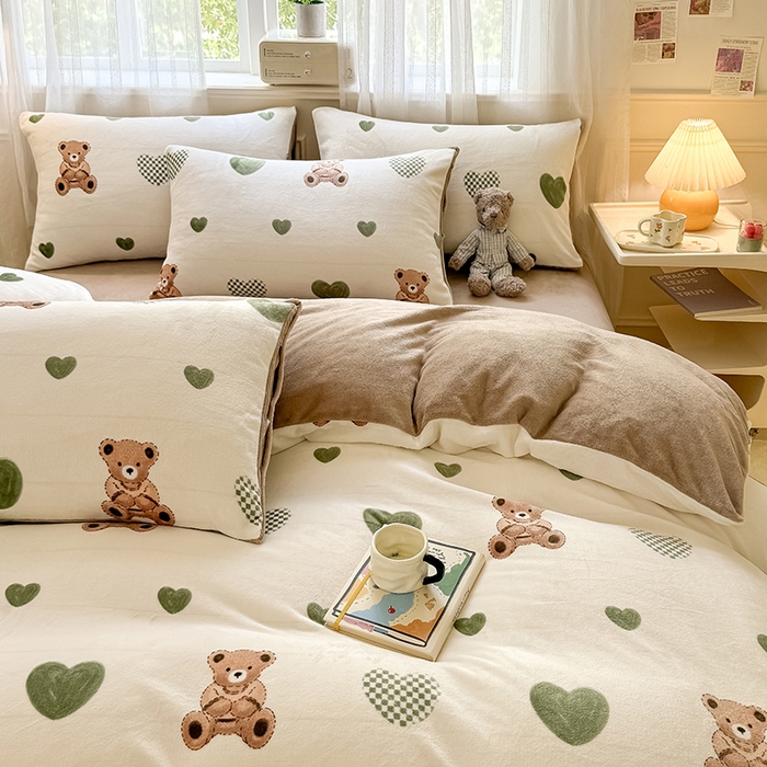 91家纺网 家纺一手货源 找家纺 卡罗兰 2025新款200克牛奶绒小清新印花四件套 爱心熊