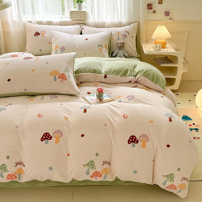 91家纺网 家纺一手货源 找家纺 卡罗兰 2025新款200克牛奶绒小清新印花四件套 蘑菇