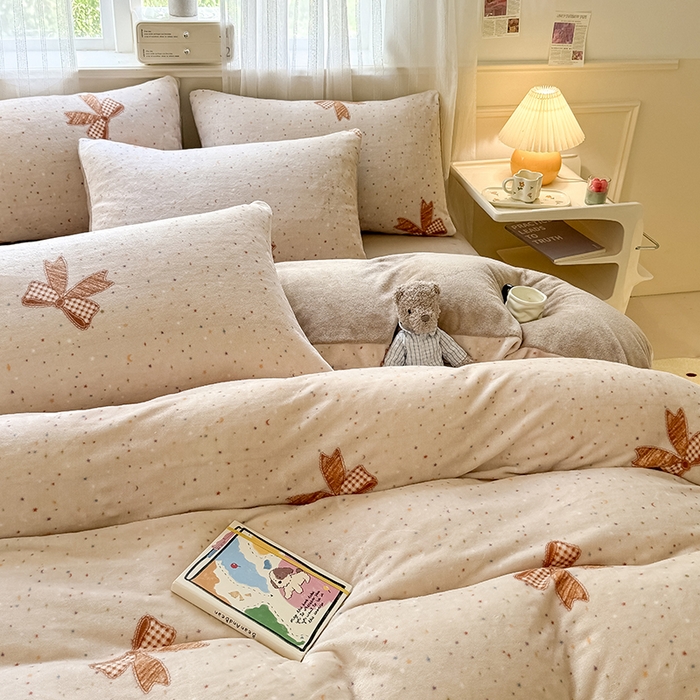 91家纺网 家纺一手货源 找家纺 卡罗兰 2025新款200克牛奶绒小清新印花四件套 蝴蝶结