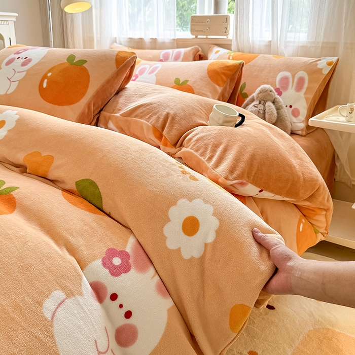 91家纺网 家纺一手货源 找家纺 卡罗兰 2025新款200克牛奶绒小清新印花四件套 喜柿