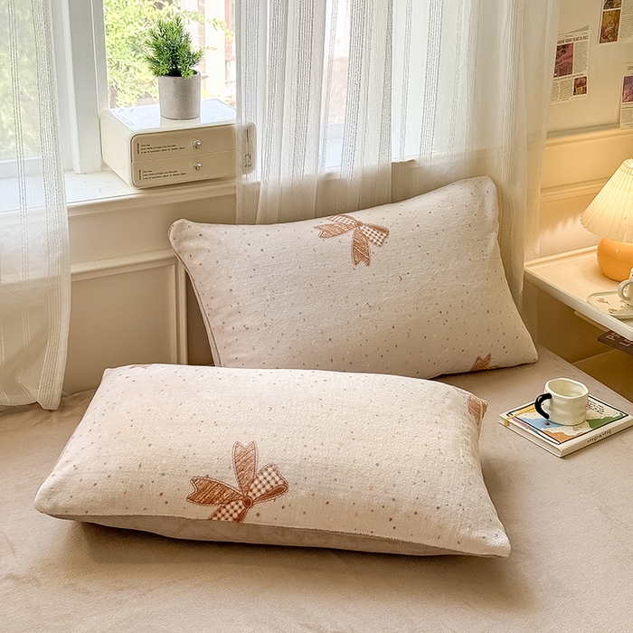 91家纺网 家纺一手货源 找家纺 卡罗兰 2025新款200克牛奶绒小清新印花四件套 蝴蝶结