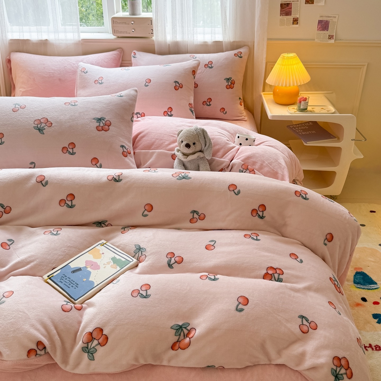 91家纺网 家纺一手货源 找家纺 卡罗兰 2025新款200克牛奶绒小清新印花四件套 小樱桃