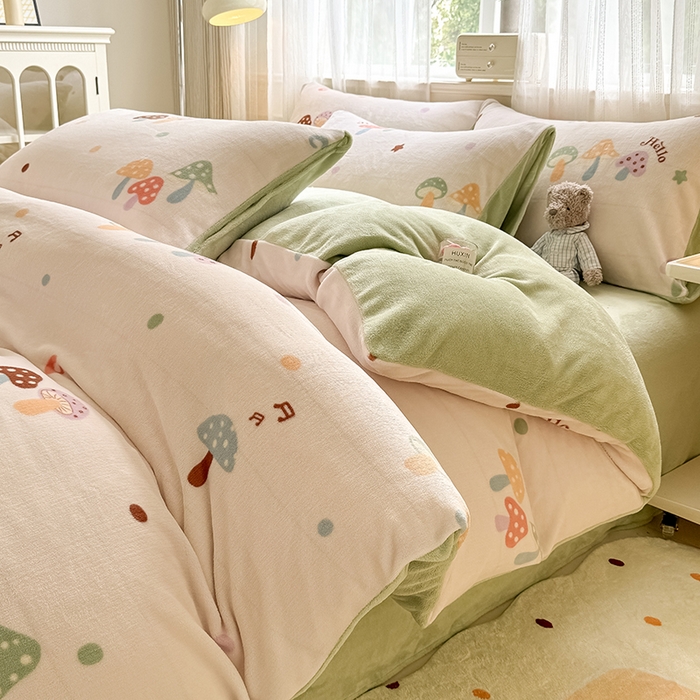 91家纺网 家纺一手货源 找家纺 卡罗兰 2025新款200克牛奶绒小清新印花四件套 蘑菇