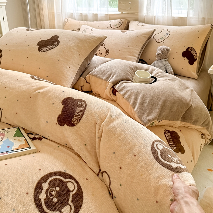 91家纺网 家纺一手货源 找家纺 卡罗兰 2025新款200克牛奶绒小清新印花四件套 可爱熊