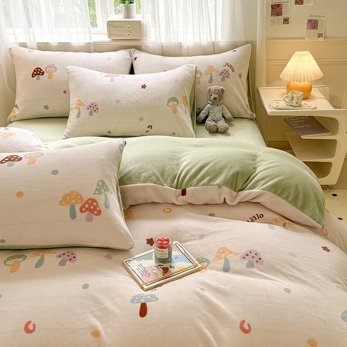 91家纺网 家纺一手货源 找家纺 卡罗兰 2025新款200克牛奶绒小清新印花四件套 蘑菇