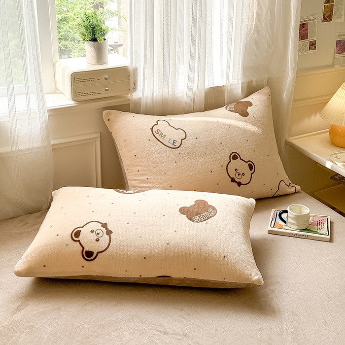 91家纺网 家纺一手货源 找家纺 卡罗兰 2025新款200克牛奶绒小清新印花四件套 可爱熊