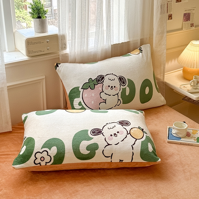 91家纺网 家纺一手货源 找家纺 卡罗兰 2025新款200克牛奶绒小清新印花四件套 字母狗