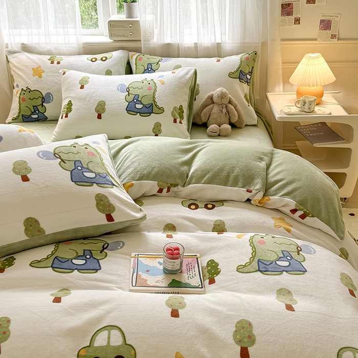 91家纺网 家纺一手货源 找家纺 卡罗兰 2025新款200克牛奶绒小清新印花四件套 小恐龙