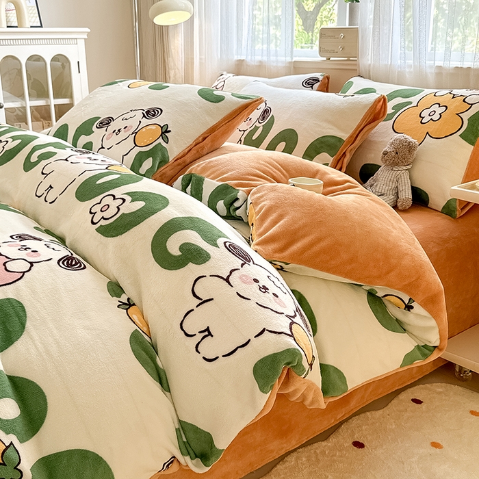 91家纺网 家纺一手货源 找家纺 卡罗兰 2025新款200克牛奶绒小清新印花四件套 字母狗