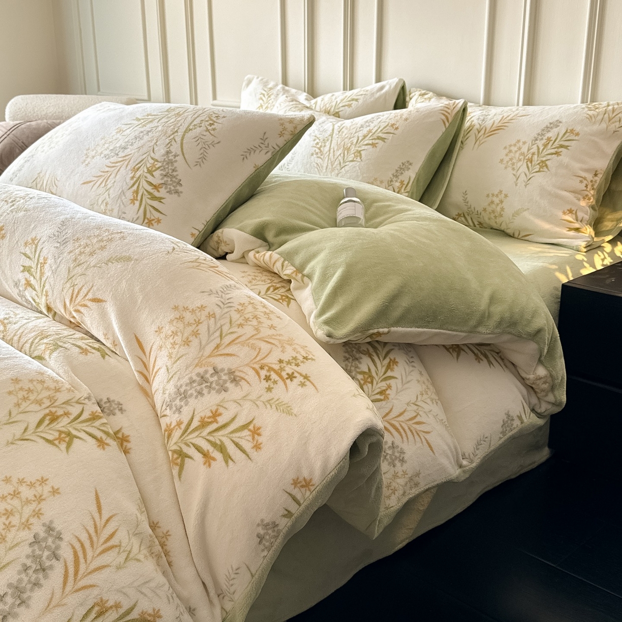 91家纺网 家纺一手货源 找家纺 卡罗兰 2025新款200克牛奶绒小清新印花四件套 仙草