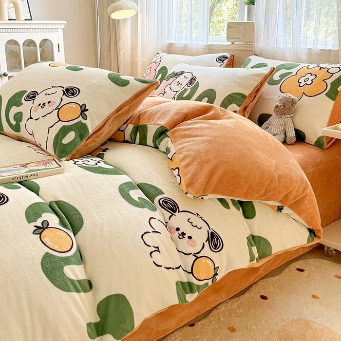 91家纺网 家纺一手货源 找家纺 卡罗兰 2025新款200克牛奶绒小清新印花四件套 字母狗