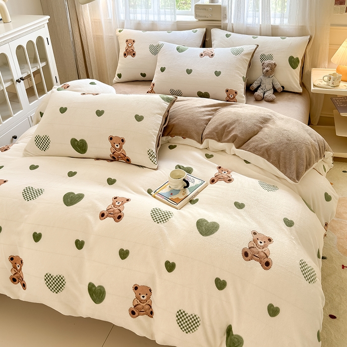 卡罗兰 2025新款200克牛奶绒小清新印花四件套 爱心熊