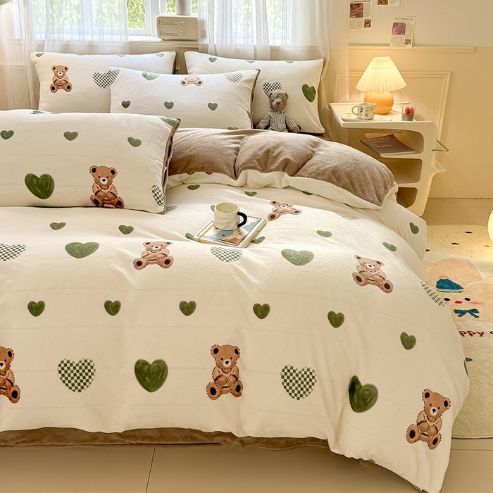 91家纺网 家纺一手货源 找家纺 卡罗兰 2025新款200克牛奶绒小清新印花四件套 爱心熊