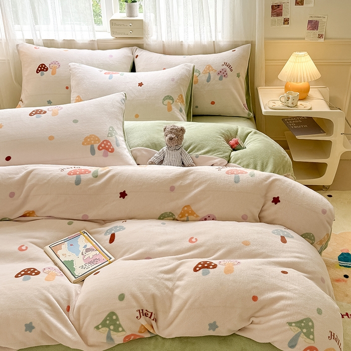 91家纺网 家纺一手货源 找家纺 卡罗兰 2025新款200克牛奶绒小清新印花四件套 蘑菇