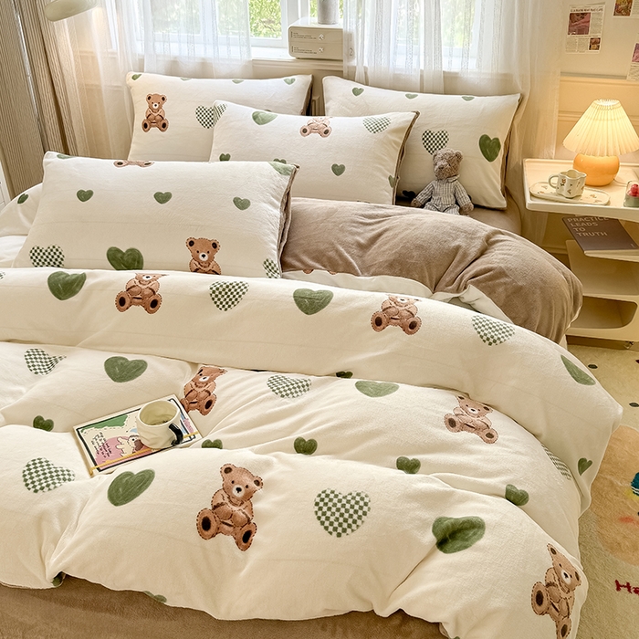 91家纺网 家纺一手货源 找家纺 卡罗兰 2025新款200克牛奶绒小清新印花四件套 爱心熊