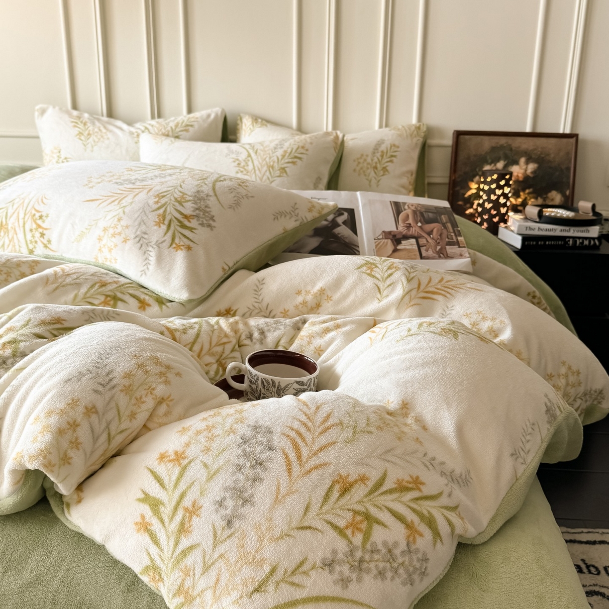 91家纺网 家纺一手货源 找家纺 卡罗兰 2025新款200克牛奶绒小清新印花四件套 仙草