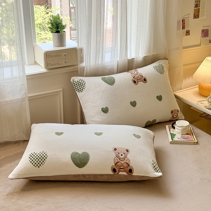 91家纺网 家纺一手货源 找家纺 卡罗兰 2025新款200克牛奶绒小清新印花四件套 爱心熊