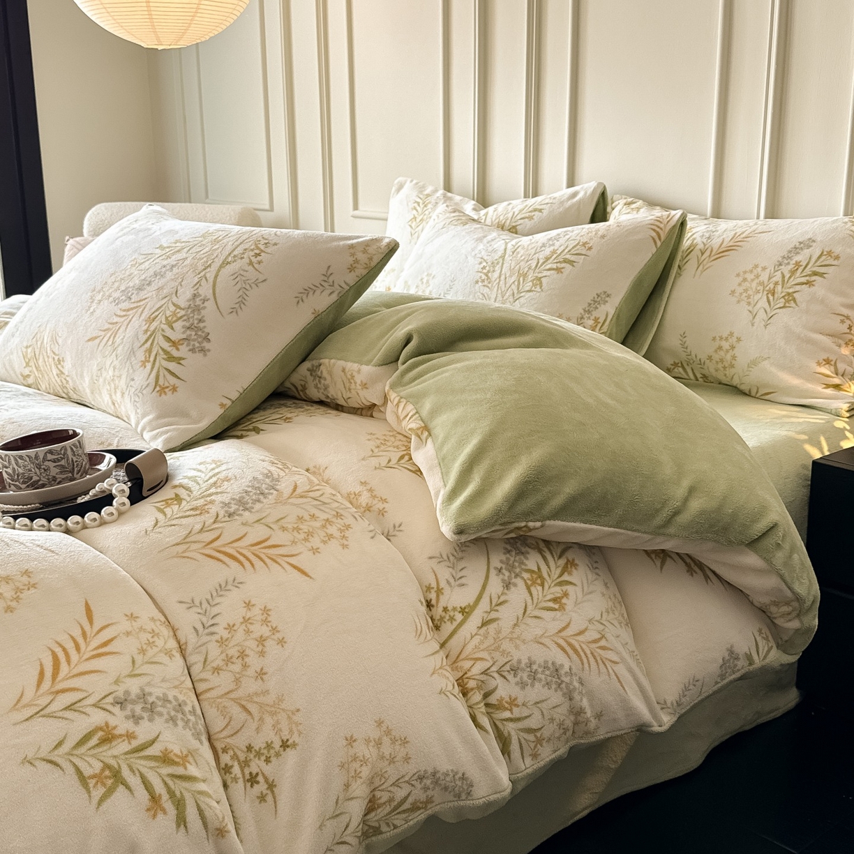 91家纺网 家纺一手货源 找家纺 卡罗兰 2025新款200克牛奶绒小清新印花四件套 仙草