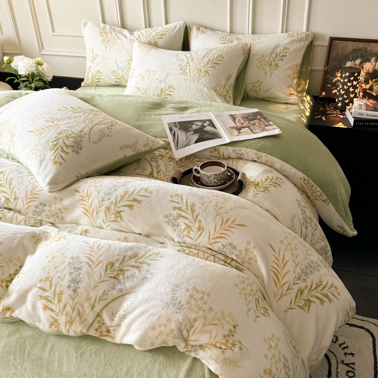 91家纺网 家纺一手货源 找家纺 卡罗兰 2025新款200克牛奶绒小清新印花四件套 仙草