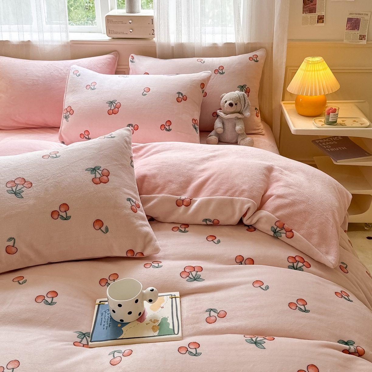 91家纺网 家纺一手货源 找家纺 卡罗兰 2025新款200克牛奶绒小清新印花四件套 小樱桃