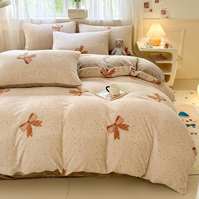 91家纺网 家纺一手货源 找家纺 卡罗兰 2025新款200克牛奶绒小清新印花四件套 蝴蝶结