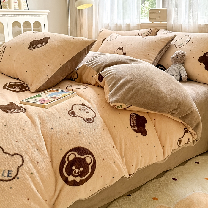 91家纺网 家纺一手货源 找家纺 卡罗兰 2025新款200克牛奶绒小清新印花四件套 可爱熊