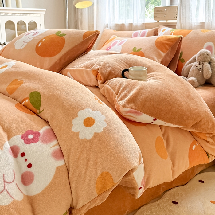 91家纺网 家纺一手货源 找家纺 卡罗兰 2025新款200克牛奶绒小清新印花四件套 喜柿