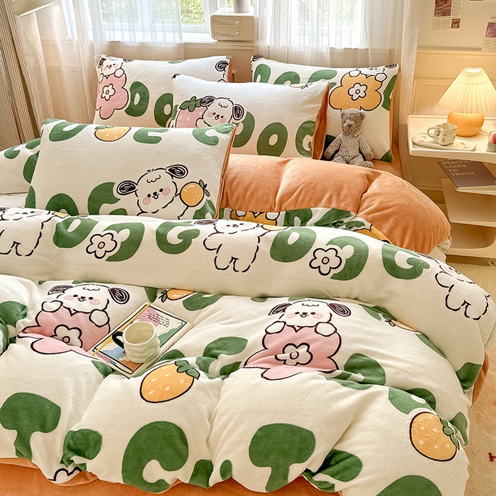 91家纺网 家纺一手货源 找家纺 卡罗兰 2025新款200克牛奶绒小清新印花四件套 字母狗