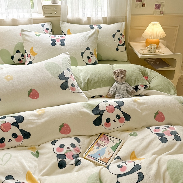 91家纺网 家纺一手货源 找家纺 卡罗兰 2025新款200克牛奶绒小清新印花四件套 小熊猫