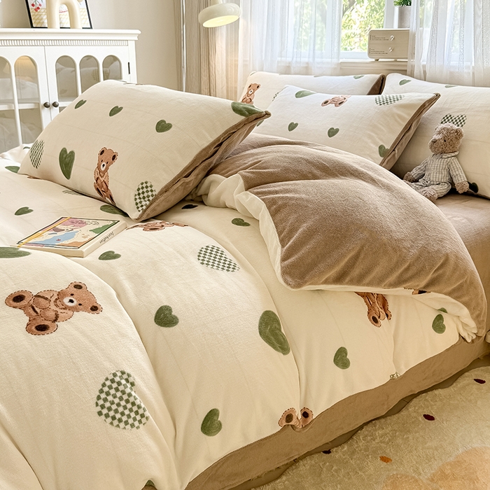 91家纺网 家纺一手货源 找家纺 卡罗兰 2025新款200克牛奶绒小清新印花四件套 爱心熊