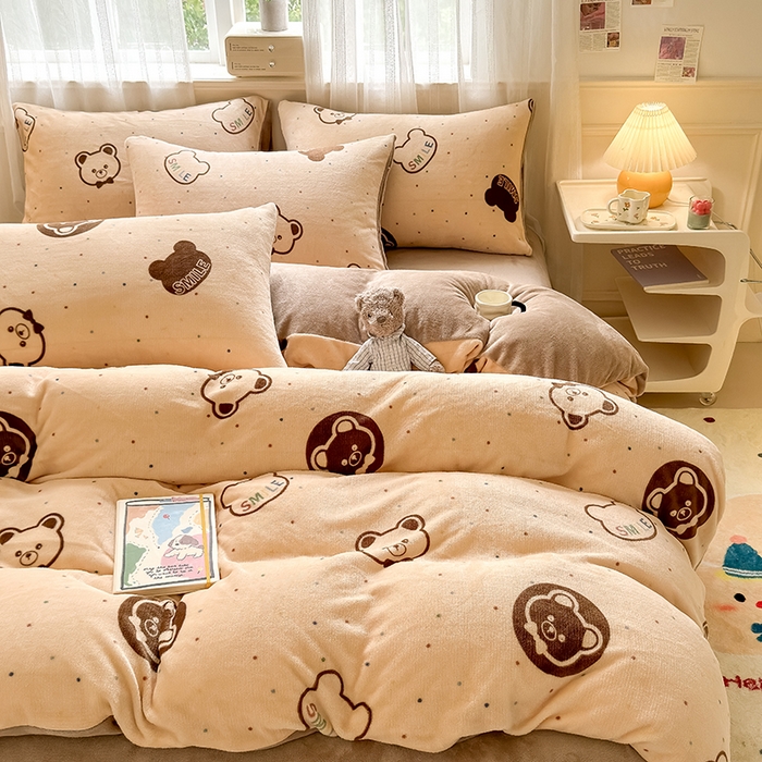 91家纺网 家纺一手货源 找家纺 卡罗兰 2025新款200克牛奶绒小清新印花四件套 可爱熊