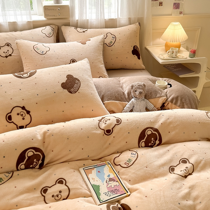 91家纺网 家纺一手货源 找家纺 卡罗兰 2025新款200克牛奶绒小清新印花四件套 可爱熊