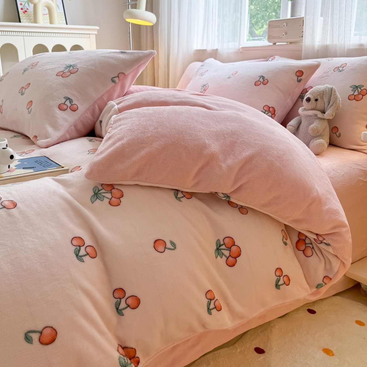 91家纺网 家纺一手货源 找家纺 卡罗兰 2025新款200克牛奶绒小清新印花四件套 小樱桃