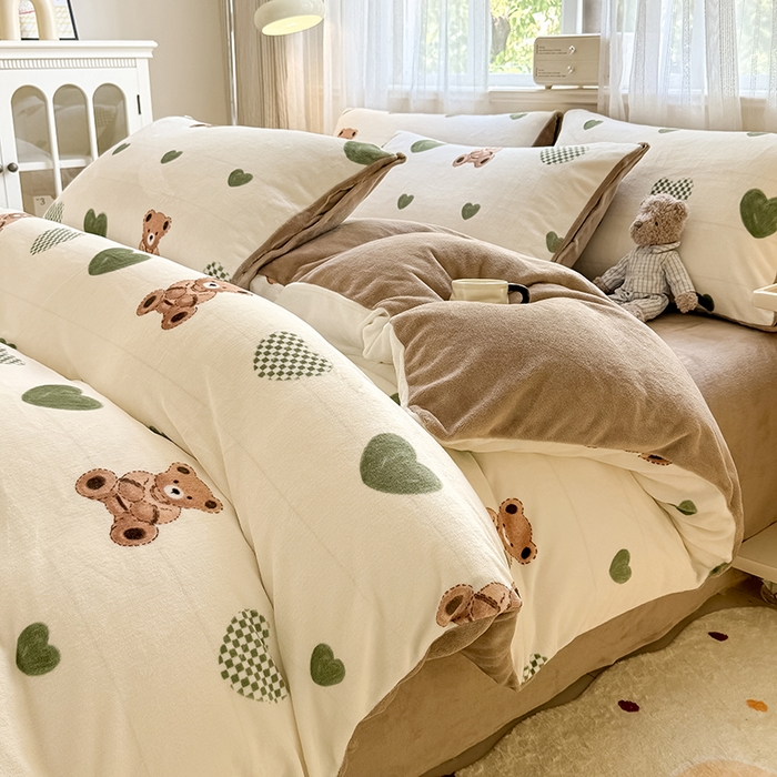 91家纺网 家纺一手货源 找家纺 卡罗兰 2025新款200克牛奶绒小清新印花四件套 爱心熊