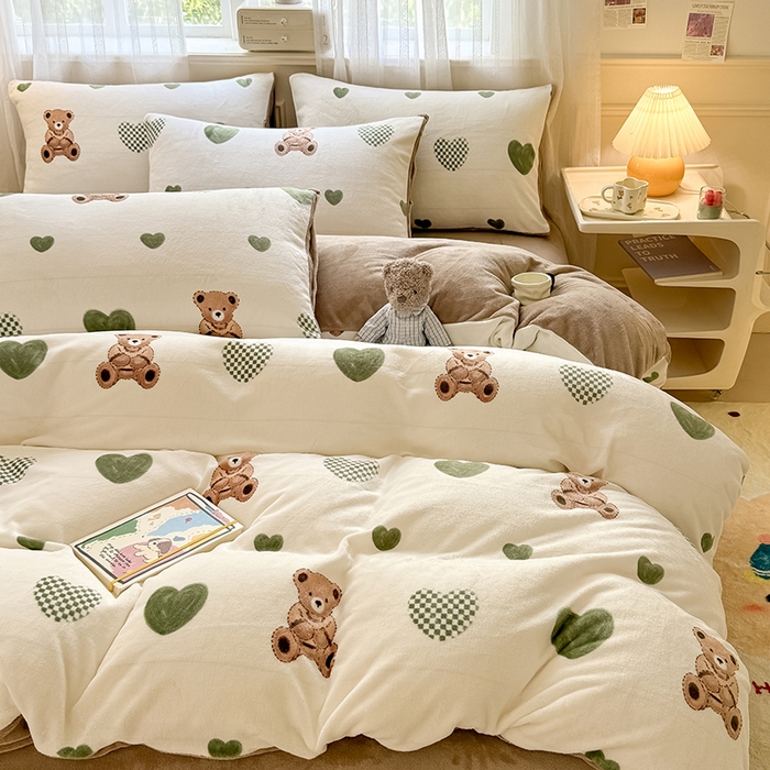 91家纺网 家纺一手货源 找家纺 卡罗兰 2025新款200克牛奶绒小清新印花四件套 爱心熊