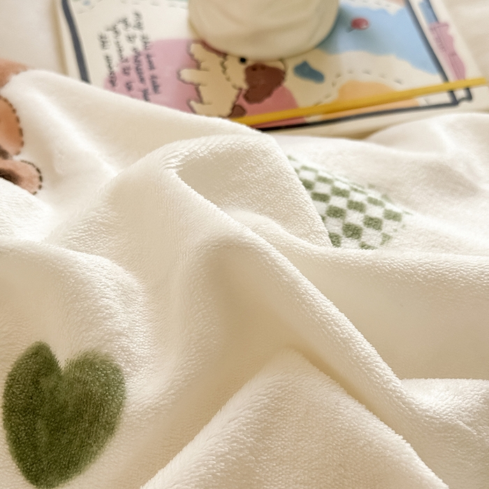 91家纺网 家纺一手货源 找家纺 卡罗兰 2025新款200克牛奶绒小清新印花四件套 爱心熊