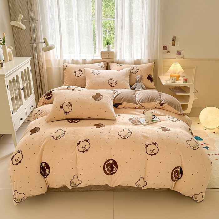 91家纺网 家纺一手货源 找家纺 卡罗兰 2025新款200克牛奶绒小清新印花四件套 可爱熊