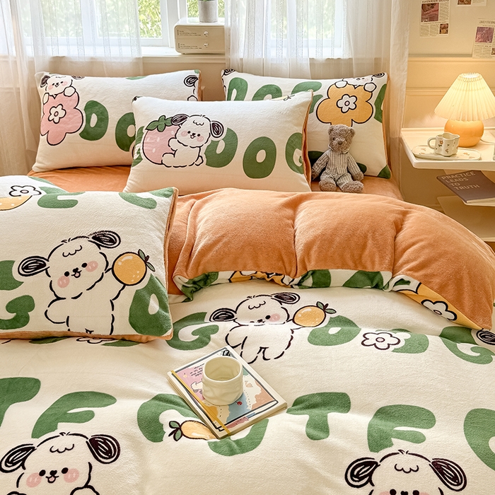 91家纺网 家纺一手货源 找家纺 卡罗兰 2025新款200克牛奶绒小清新印花四件套 字母狗