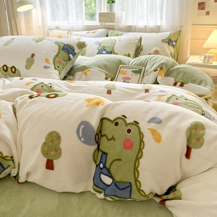 91家纺网 家纺一手货源 找家纺 卡罗兰 2025新款200克牛奶绒小清新印花四件套 小恐龙