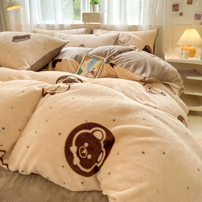 91家纺网 家纺一手货源 找家纺 卡罗兰 2025新款200克牛奶绒小清新印花四件套 可爱熊