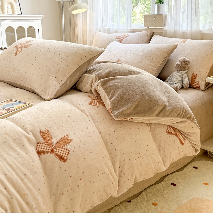 91家纺网 家纺一手货源 找家纺 卡罗兰 2025新款200克牛奶绒小清新印花四件套 蝴蝶结