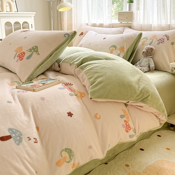 91家纺网 家纺一手货源 找家纺 卡罗兰 2025新款200克牛奶绒小清新印花四件套 蘑菇