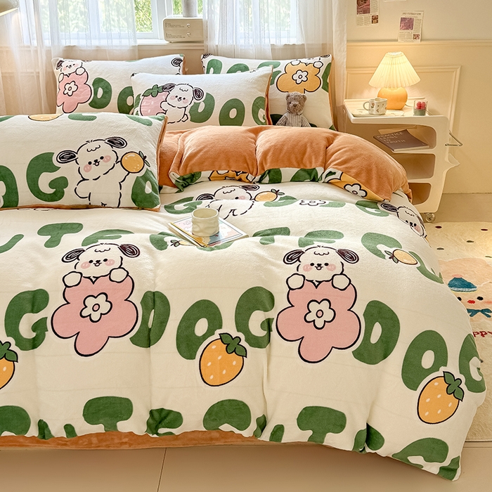 91家纺网 家纺一手货源 找家纺 卡罗兰 2025新款200克牛奶绒小清新印花四件套 字母狗