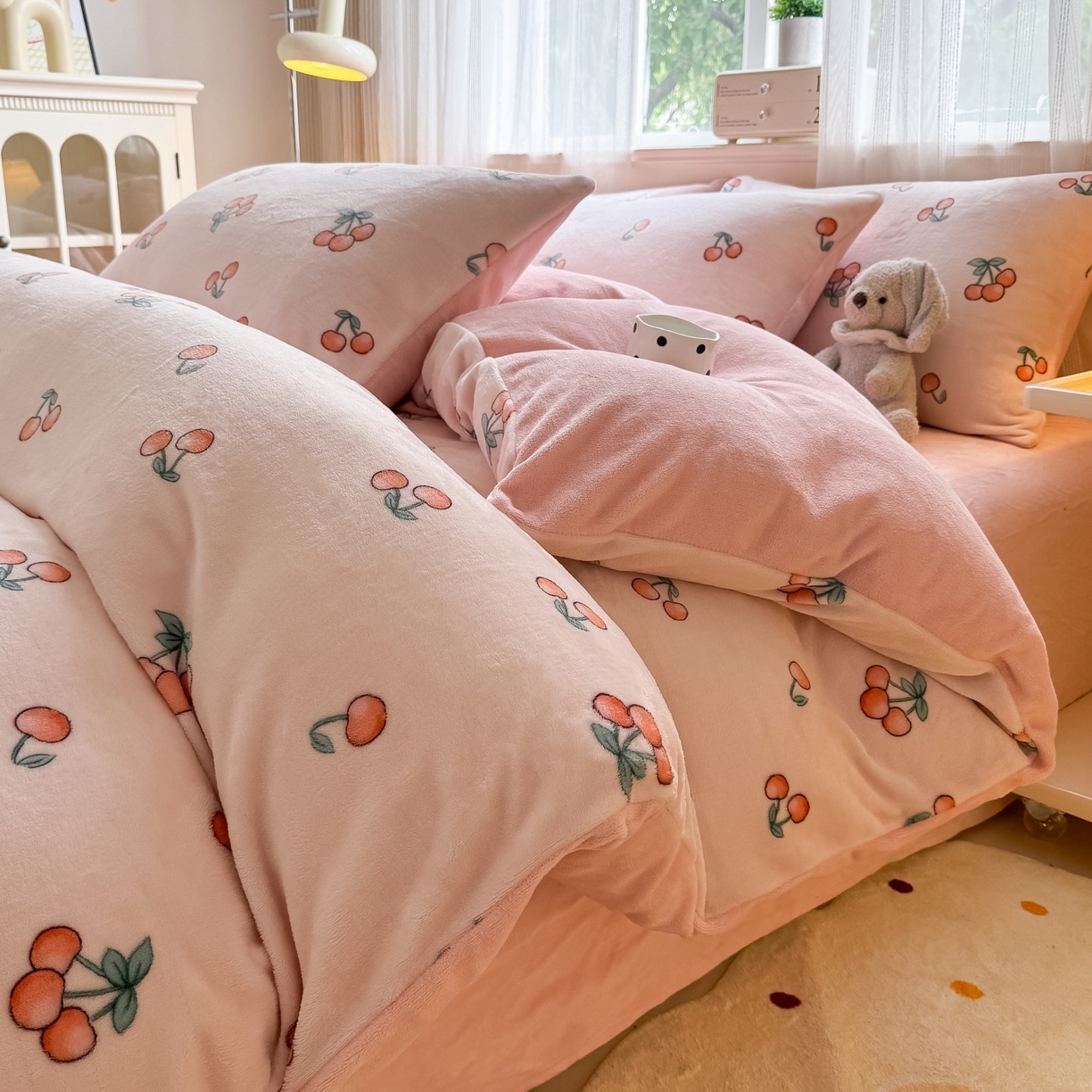 91家纺网 家纺一手货源 找家纺 卡罗兰 2025新款200克牛奶绒小清新印花四件套 小樱桃