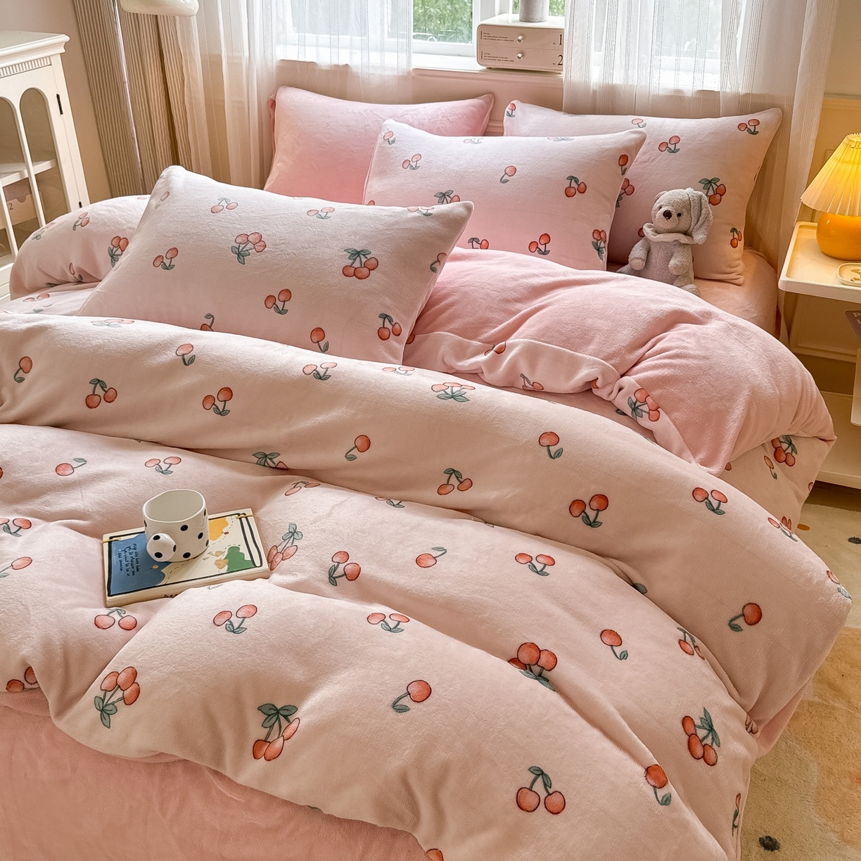 91家纺网 家纺一手货源 找家纺 卡罗兰 2025新款200克牛奶绒小清新印花四件套 小樱桃