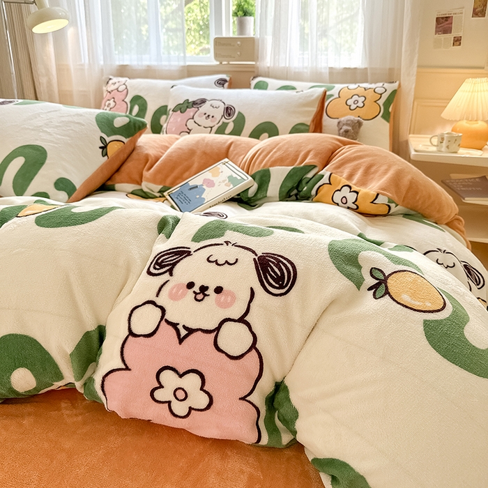 91家纺网 家纺一手货源 找家纺 卡罗兰 2025新款200克牛奶绒小清新印花四件套 字母狗