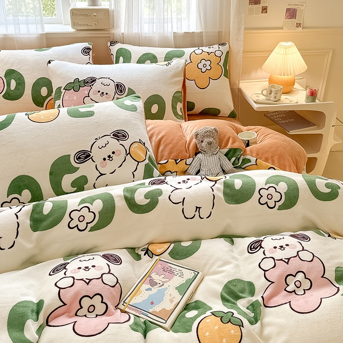 91家纺网 家纺一手货源 找家纺 卡罗兰 2025新款200克牛奶绒小清新印花四件套 字母狗